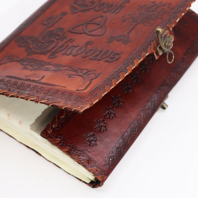 Livre des Ombres en cuir naturel couleur brun foncé
