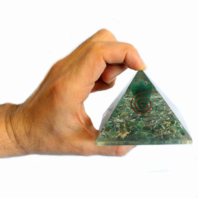 Pyramide Orgonite Magique 70 mm - Ange avec Objets Ésotériques, Intérieur Verdâtre et Finition Manuelle