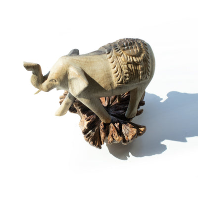 Handgesneden olifantenfiguur van parasiet-hout