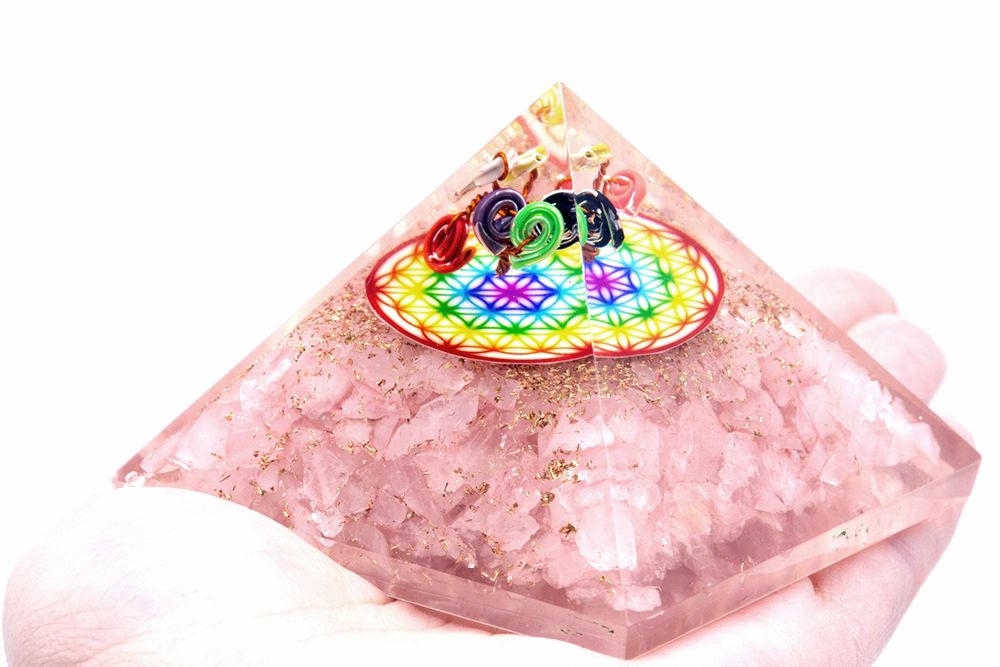 Pyramide Orgonite en Quartz Rose avec Motif Arc-en-ciel de la Fleur de Vie