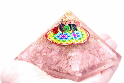 Pyramide Orgonite en Quartz Rose avec Motif Arc-en-ciel de la Fleur de Vie