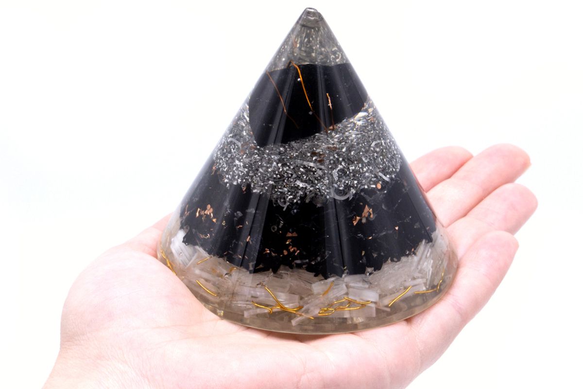 Pyramide Orgonite avec Sélénite et Tourmaline Noire - Décoration Élégante Hauteur 90 mm, Résine Polyester, Protection contre la Pollution Électromagnétique