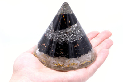 Pyramide Orgonite avec Sélénite et Tourmaline Noire - Décoration Élégante Hauteur 90 mm, Résine Polyester, Protection contre la Pollution Électromagnétique