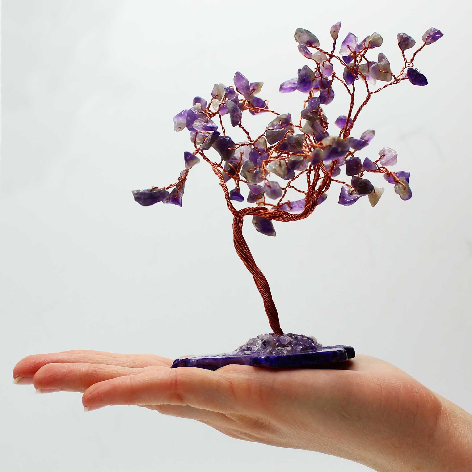 Amethyst-Kristallbaum auf natürlicher Achatbasis