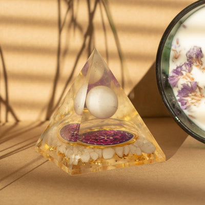 Pyramide Orgonite avec Boule de Quartz Blanche 7x6 cm - Morceaux Naturels de Quartz et Paillettes Dorées