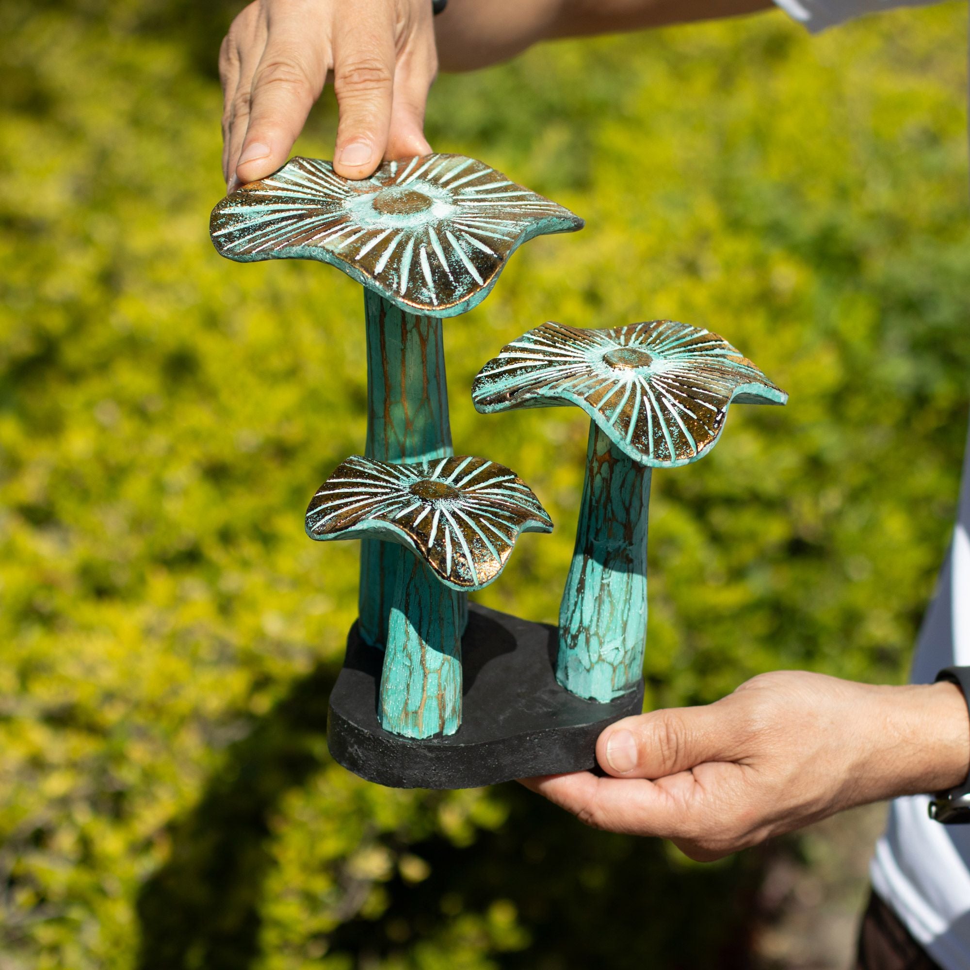 Petit champignon doré artistique 20 cm - Fait main en bois aux nuances turquoise