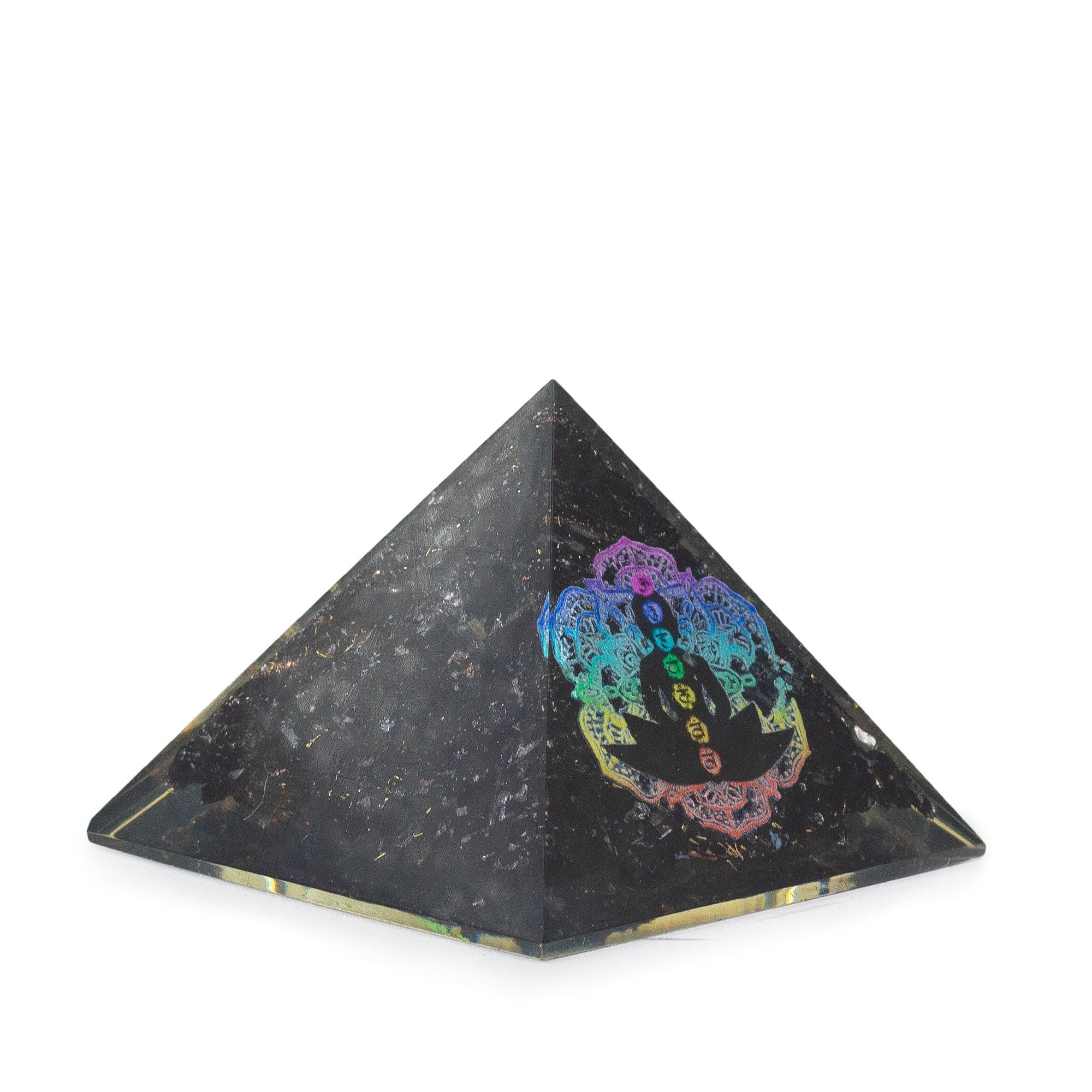 Petite Pyramide Orgonite en Tourmaline Noire 5,5x4,5 cm avec Motif Bouddha Chakras