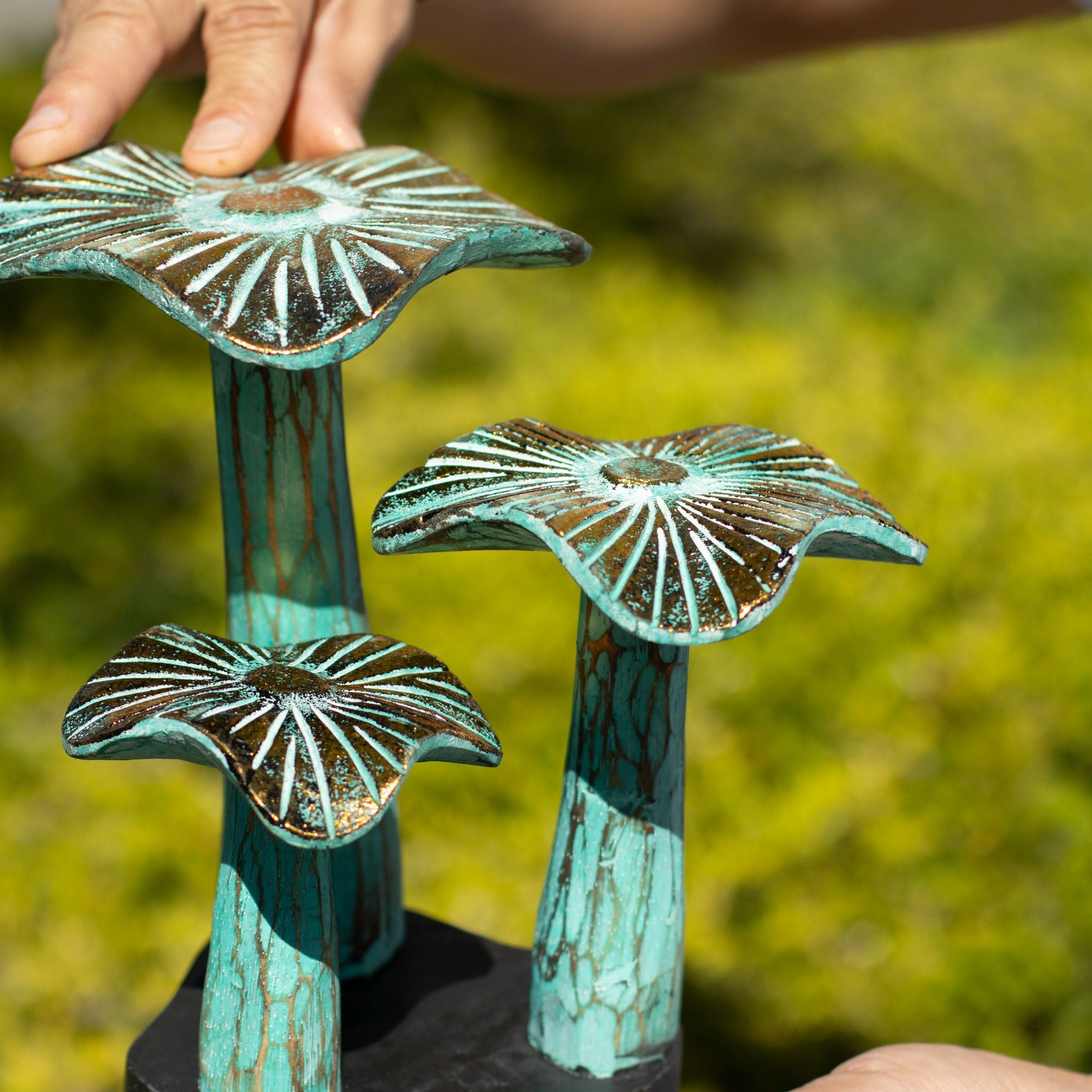Petit champignon doré artistique 20 cm - Fait main en bois aux nuances turquoise