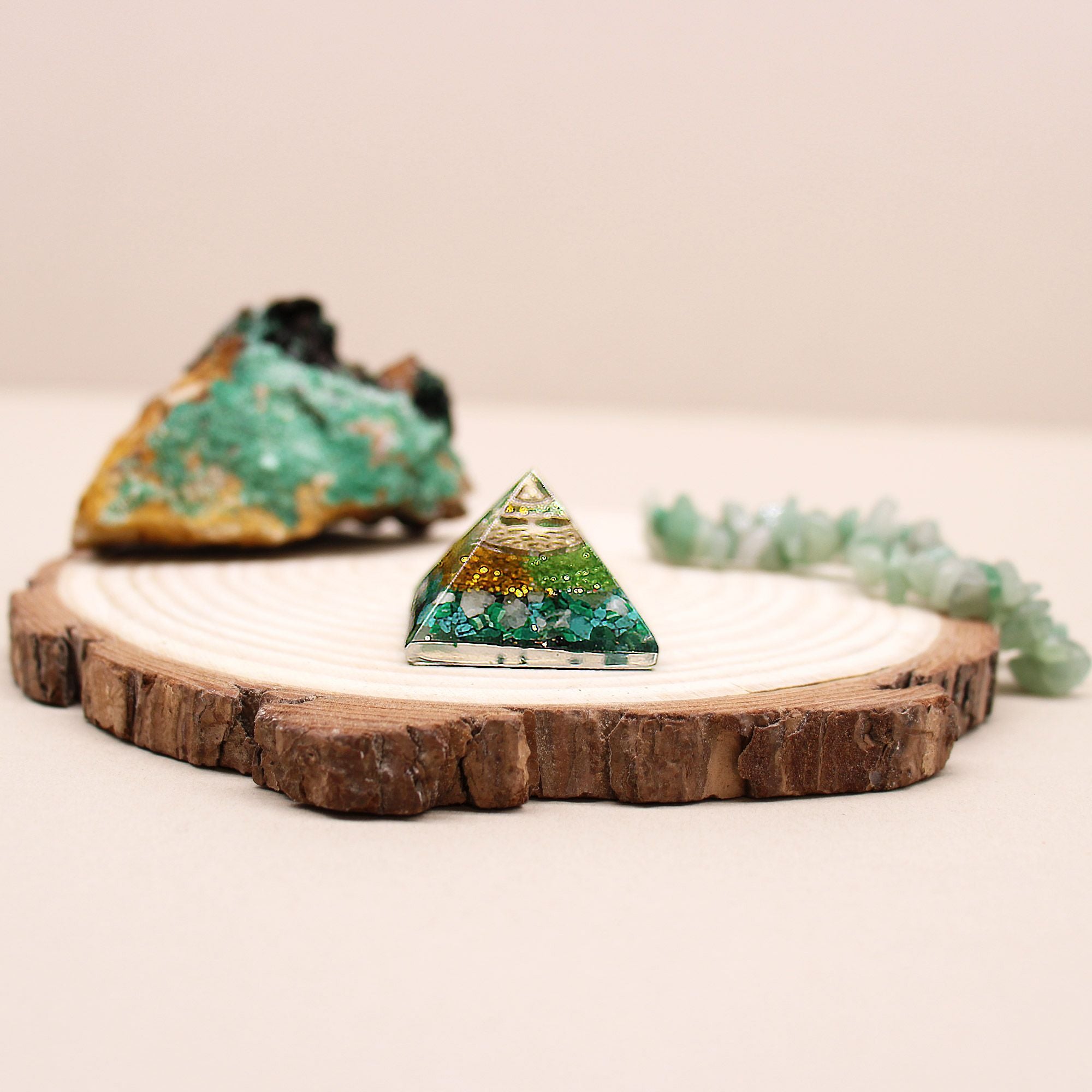 Petite Pyramide Orgonite 25 mm avec Pierres Précieuses Vertes et Cuivre