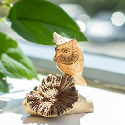 Handgemaakt uilenbeeld van boomknobbel - Uniek cadeaufiguur, hoogte 11 cm, natuurlijke tinten uit Indonesië