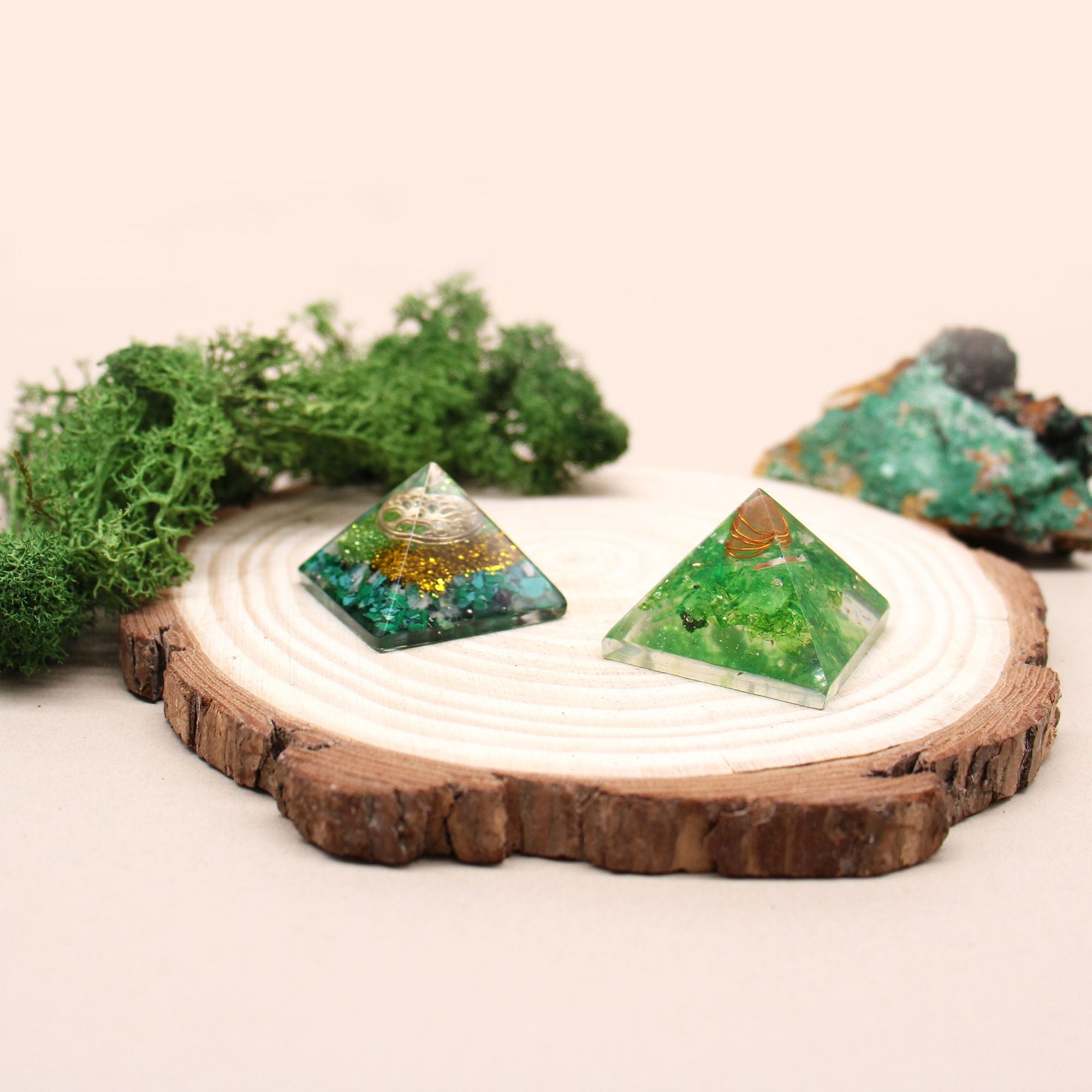 Petite Pyramide Orgonite 25 mm avec Pierres Précieuses Vertes et Cuivre
