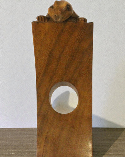 Gekon Équilibre – Support à vin artistique en équilibre en bois de suar