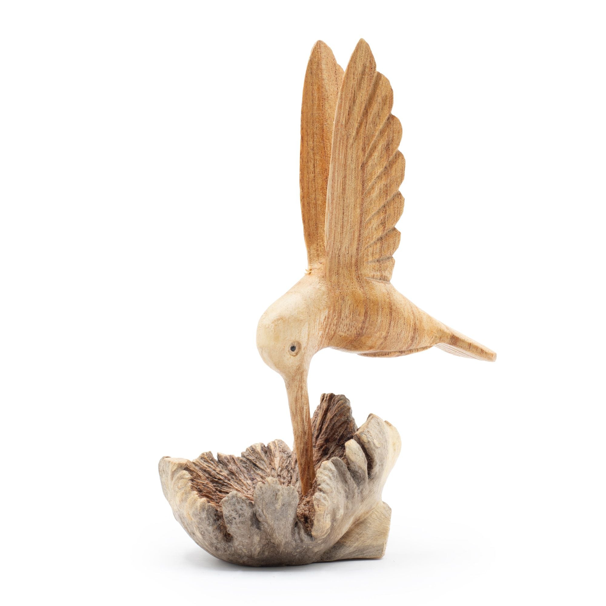Sculpture artisanale d'un colibri buvant du nectar sur une excroissance d'arbre
