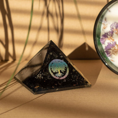 Élégante Pyramide Orgonite en Tourmaline Noire et Symbole de l'Arbre de Vie - 5,5x4,5 cm