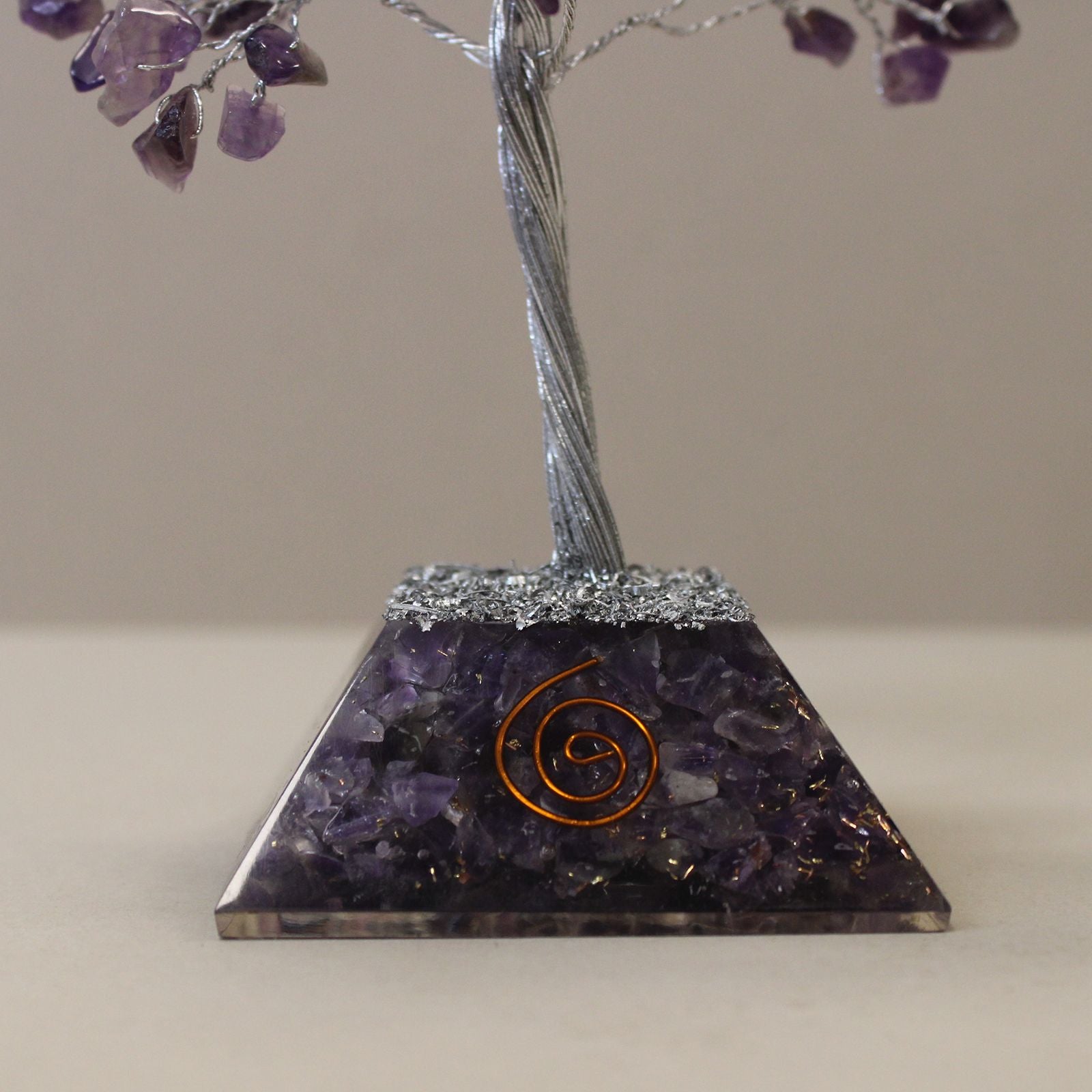 Amethyst-Edelsteinbäumchen mit Orgonit-Basis