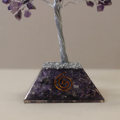 Amethyst-Edelsteinbäumchen mit Orgonit-Basis