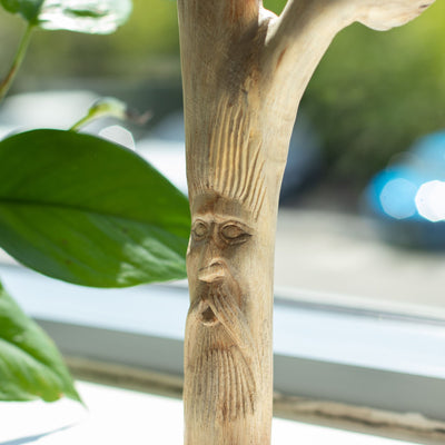 Handgesneden beeldje van de Groene Man van parasiet hout