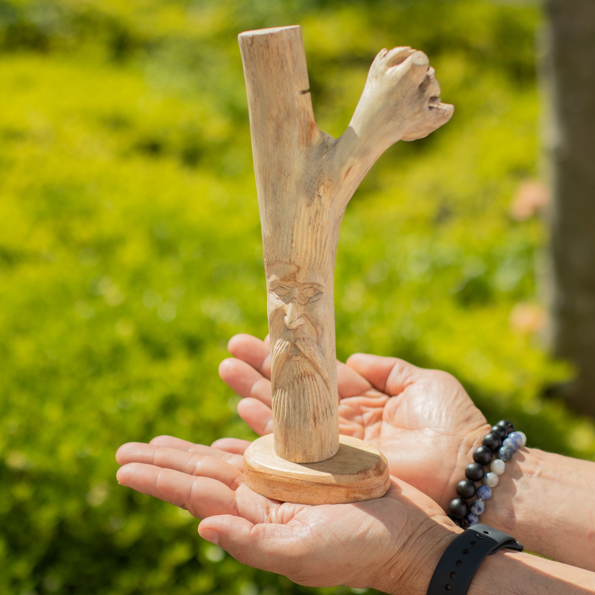 Handgesneden beeldje van de Groene Man van parasiet hout