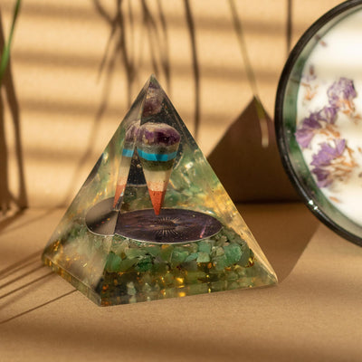Pyramide Orgonite Moyenne avec Pendule et Éclats Verts d'Aventurine 7x6 cm