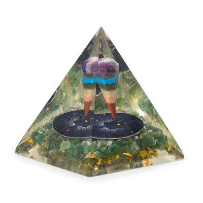 Pyramide Orgonite Moyenne avec Pendule et Éclats Verts d'Aventurine 7x6 cm