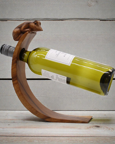Gardien du vin équilibriste « Roi Grenouille » en bois de suar – support artistique sculpté