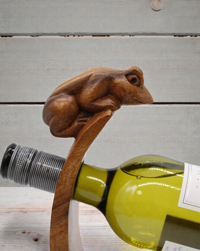Gardien du vin équilibriste « Roi Grenouille » en bois de suar – support artistique sculpté