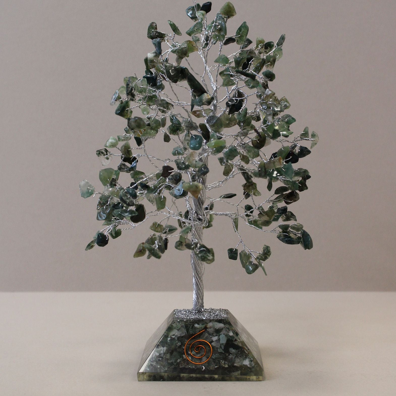 Arbre magique avec pierres mousse d'agate sur base en orgonite