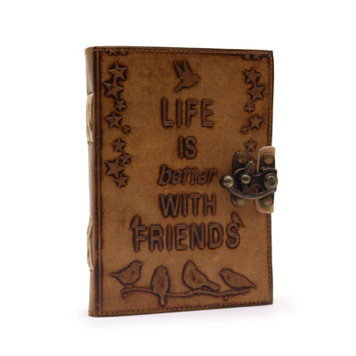 Carnet de l'Amitié - journal en cuir avec motif d'oiseaux - tan clair - 7x5" - parfait cadeau pour proches avec message embossé "La vie est meilleure avec des amis" - 100 pages blanches, fermeture vintage, format compact