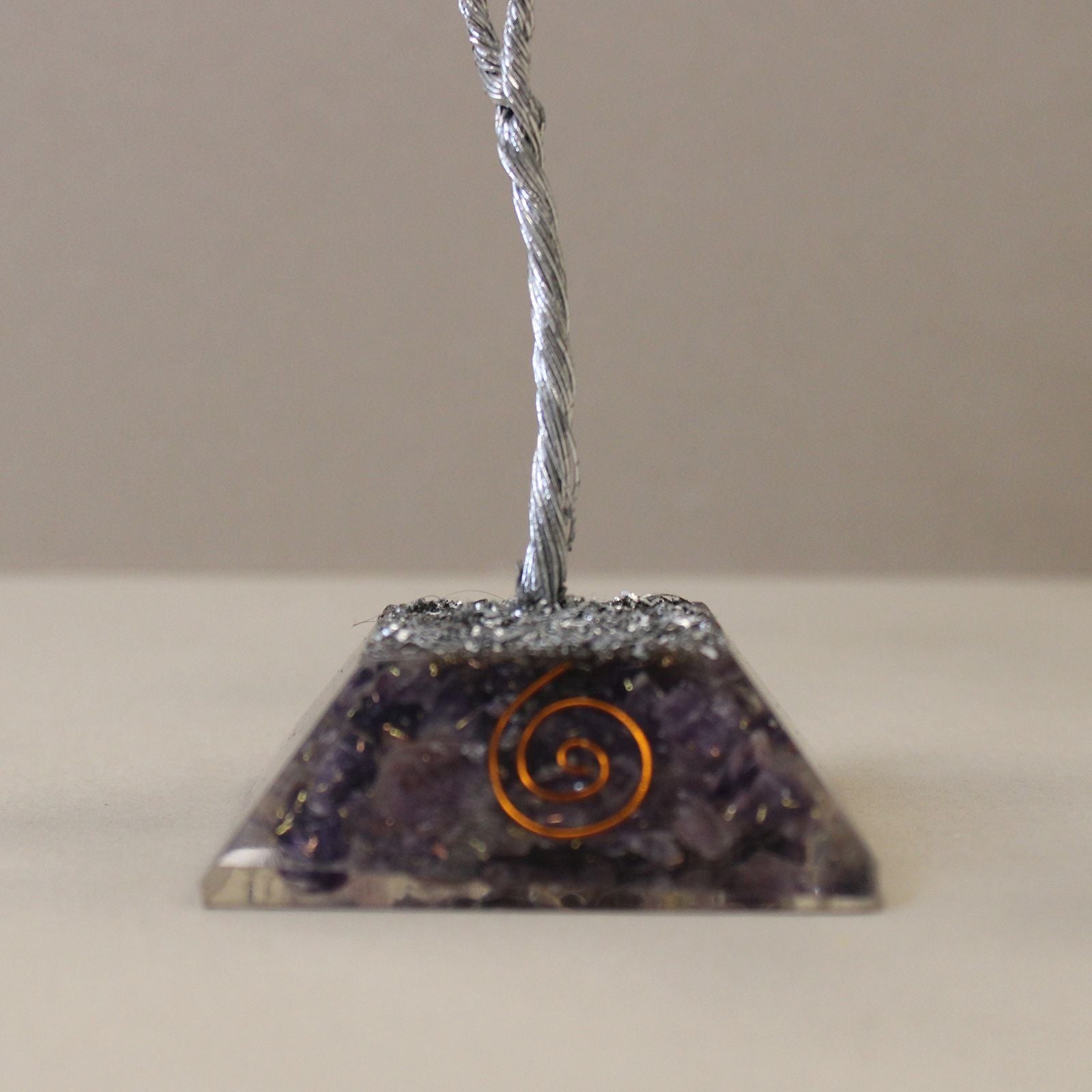 Arbre de cristal d'améthyste avec base en orgonite