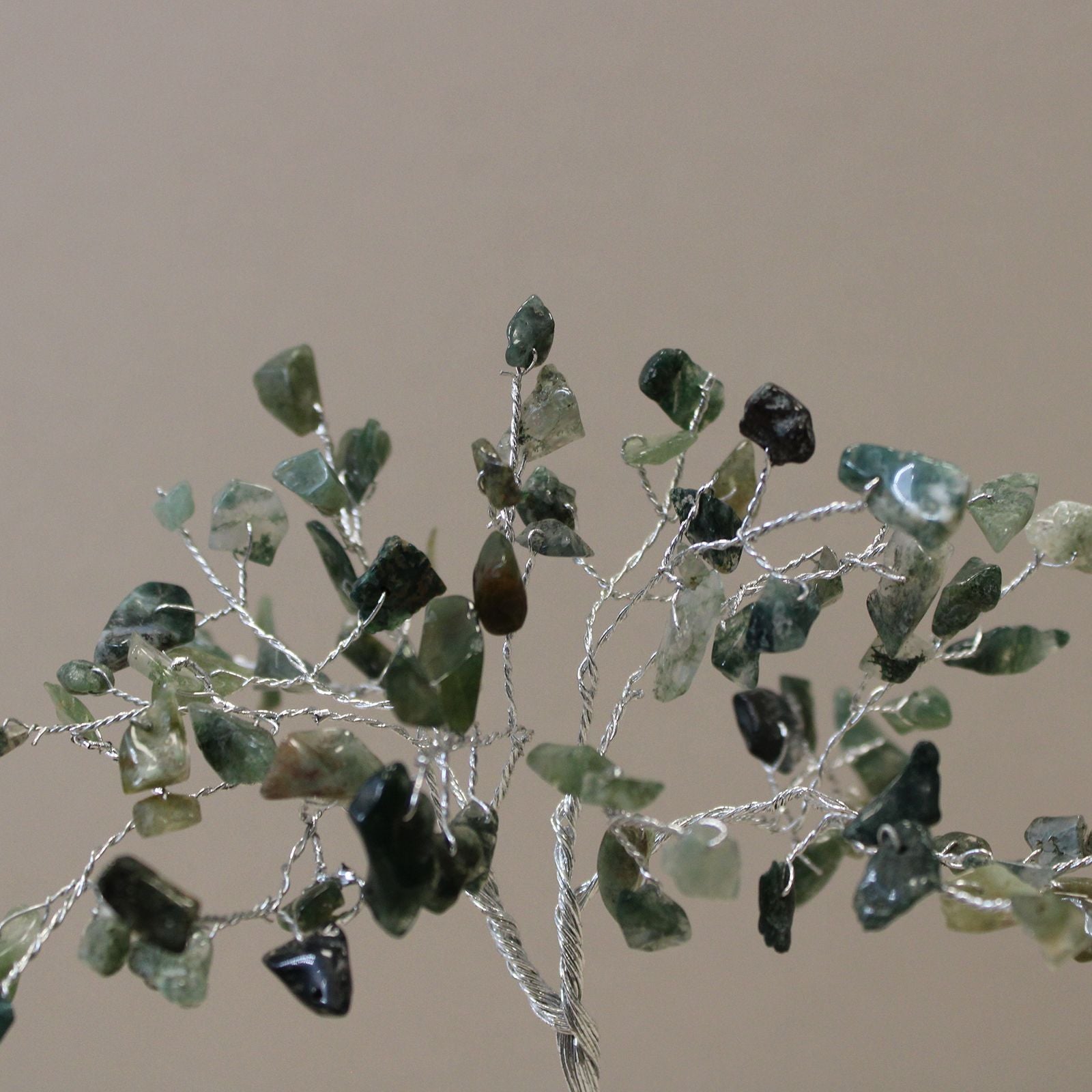 Arbre du bonheur avec base en orgonite et 80 pierres d'agate mousse