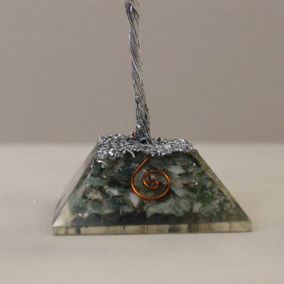 Arbre du bonheur avec base en orgonite et 80 pierres d'agate mousse