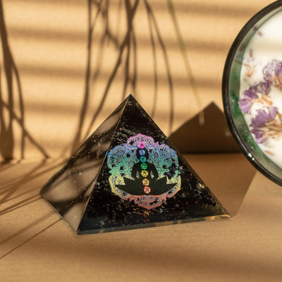 Petite Pyramide Orgonite en Tourmaline Noire 5,5x4,5 cm avec Motif Bouddha Chakras