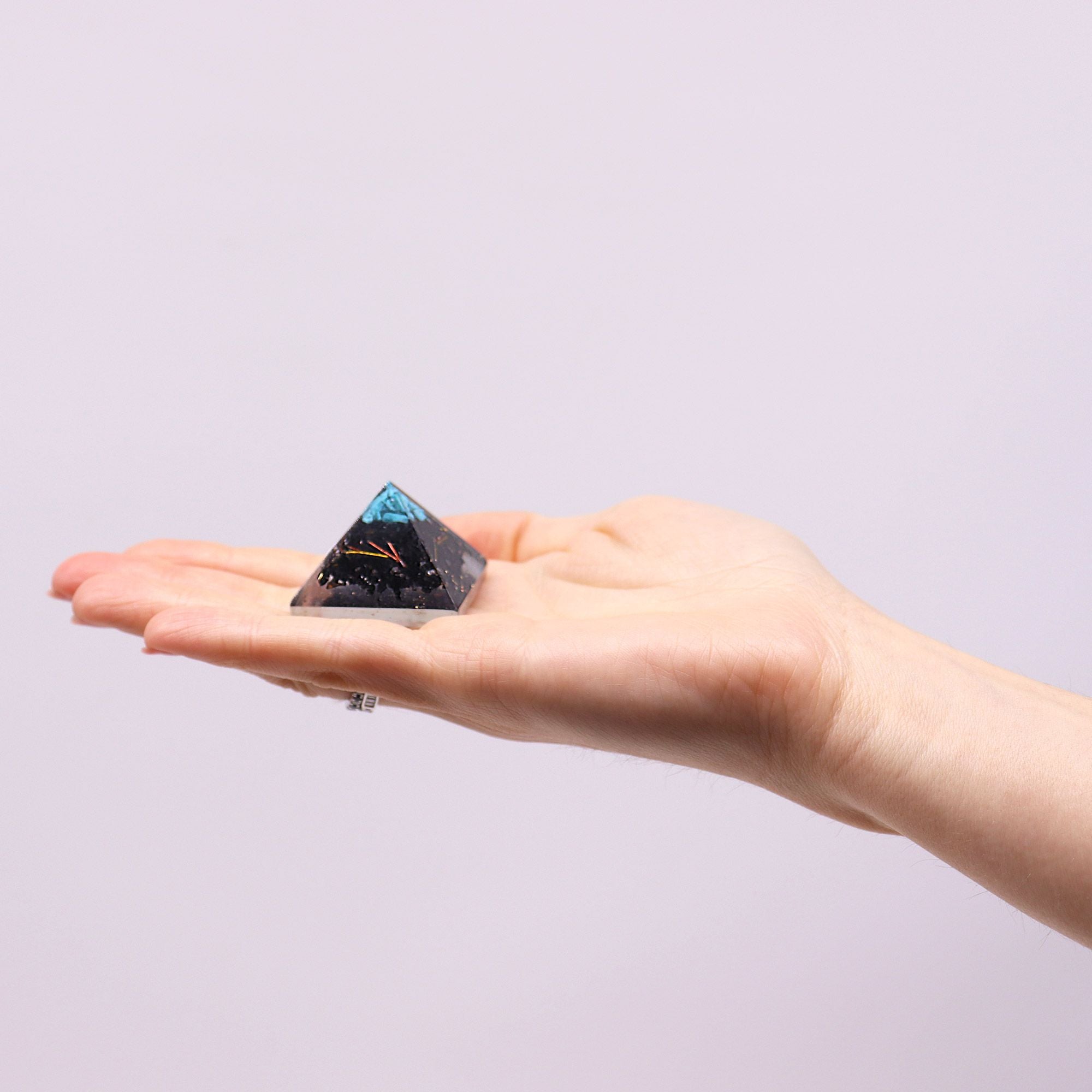 Petite Pyramide Orgonite 25 mm avec Pierres Précieuses Vertes et Cuivre