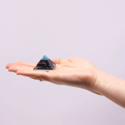 Petite Pyramide Orgonite 25 mm avec Pierres Précieuses Vertes et Cuivre