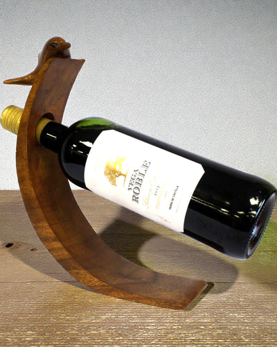 Dauphin en équilibre – Porte-bouteille de vin sculpté en bois de suar
