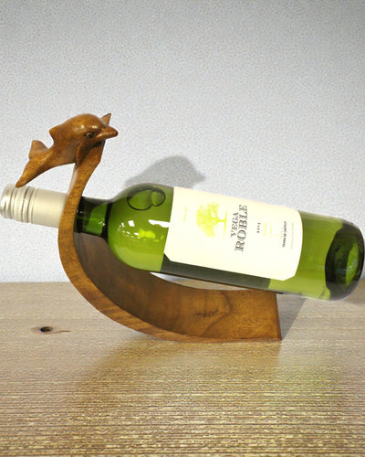Dauphin en équilibre – Porte-bouteille de vin sculpté en bois de suar