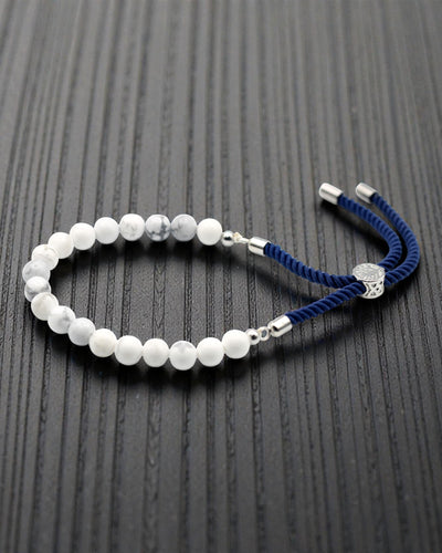 Ocean Calm – Bracelet en howlite blanche et argent 925 sur cordon bleu marine