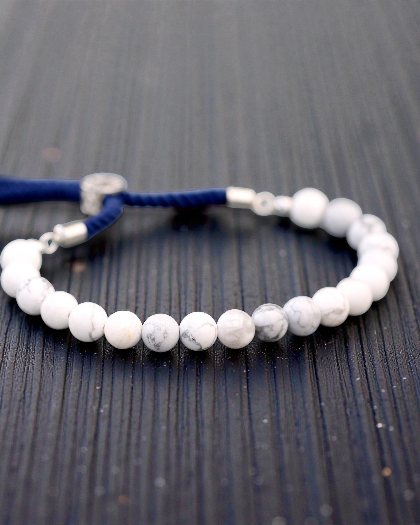 Ocean Calm – Bracelet en howlite blanche et argent 925 sur cordon bleu marine