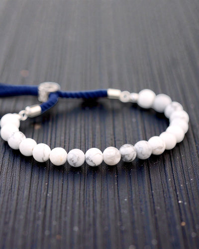 Ocean Calm – Bracelet en howlite blanche et argent 925 sur cordon bleu marine