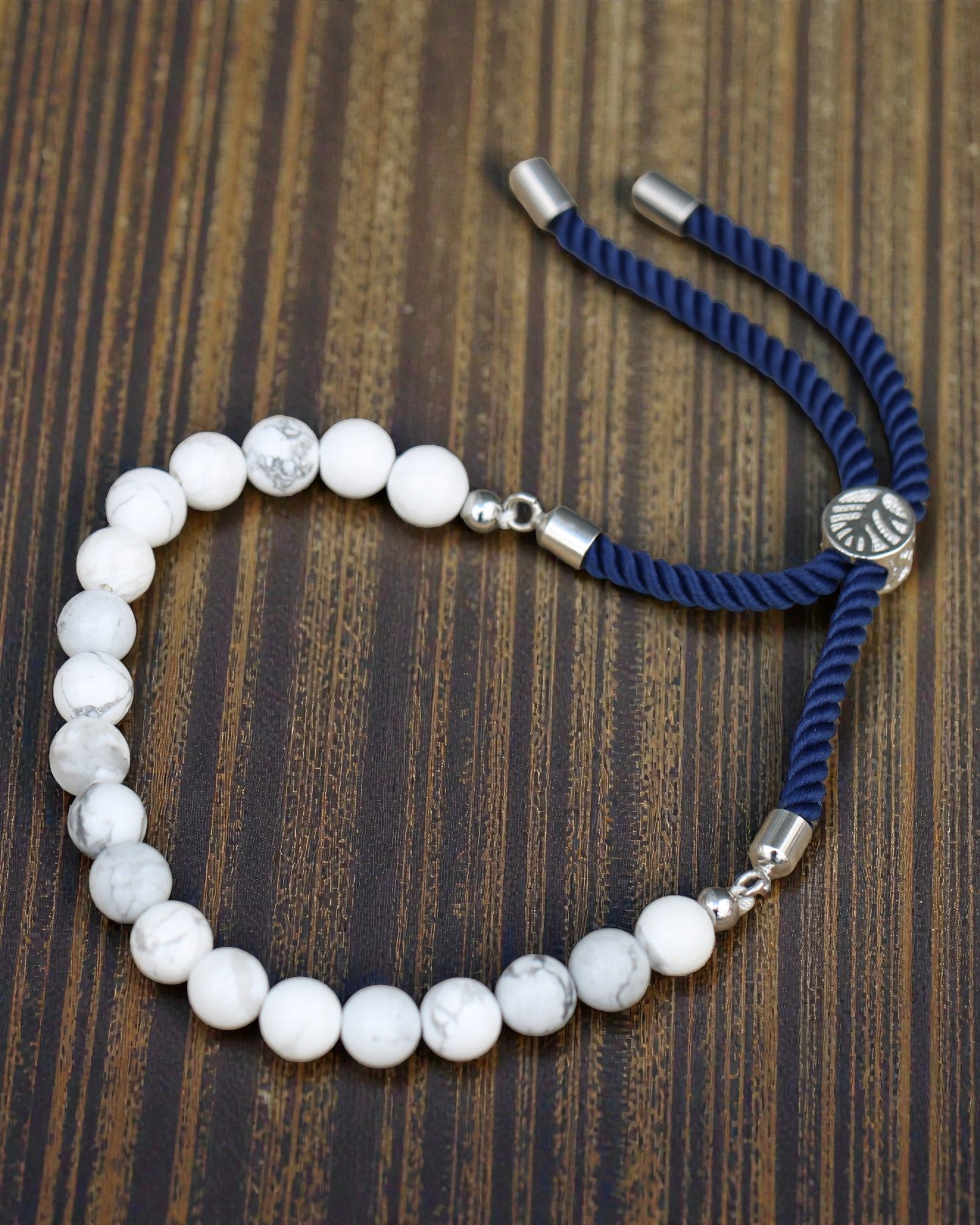 Ocean Calm – Bracelet en howlite blanche et argent 925 sur cordon bleu marine