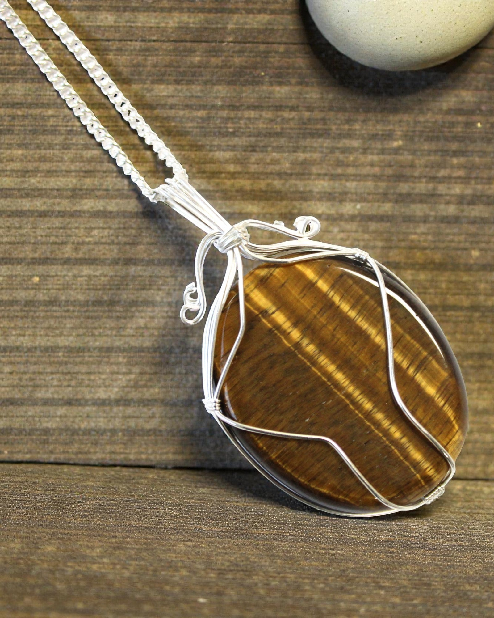 Zawijas Mocy – Collier en œil de tigre tressé à la main