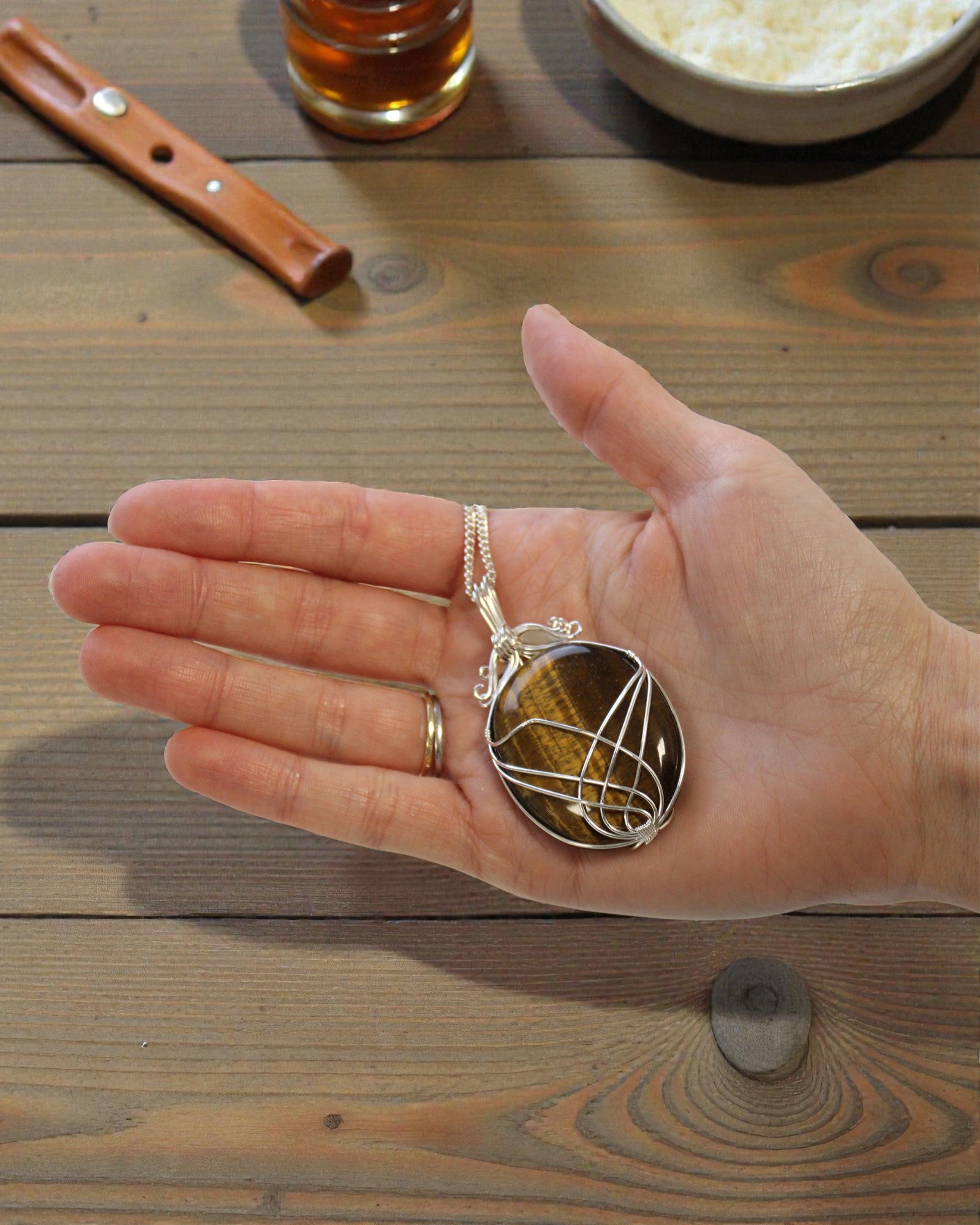 Zawijas Mocy – Collier en œil de tigre tressé à la main