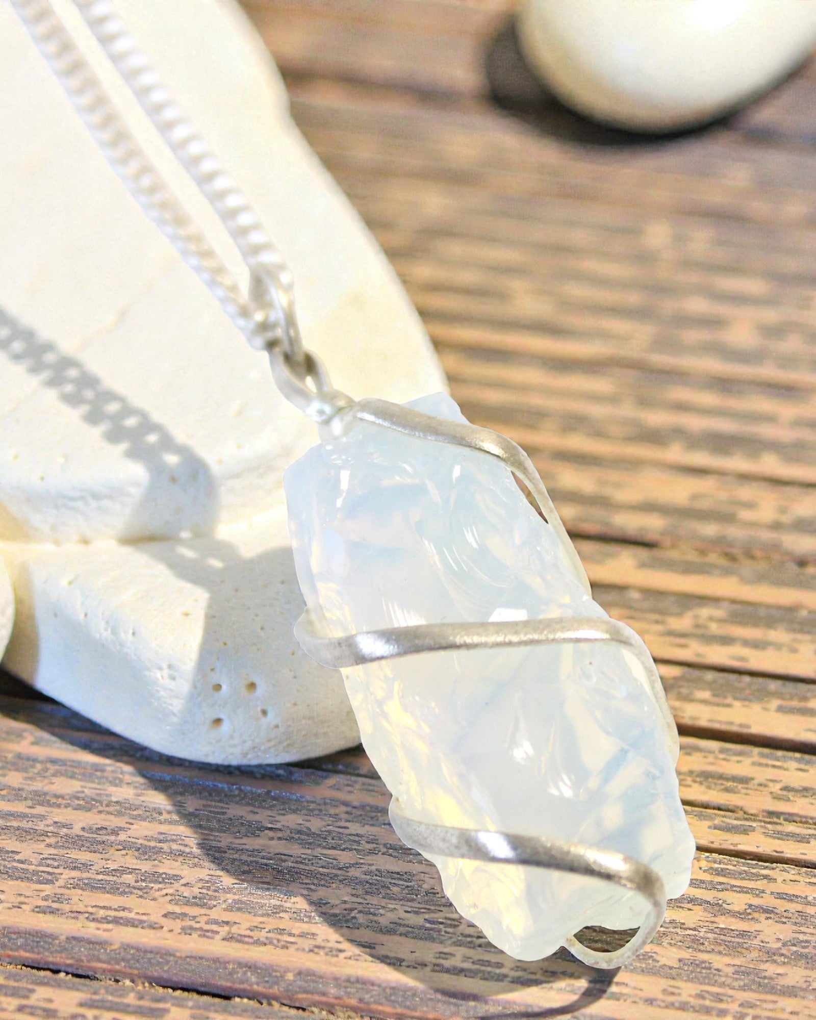 Lumière spirale – Collier avec opalite brute
