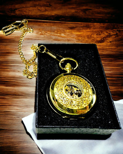 Montre de Poche Rétro Sculptée avec Mécanisme à Remontage Manuel, couleur Dorée avec Échelle Romaine et Cadran Lumineux, Style Vintage