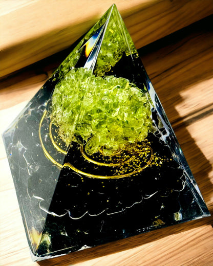Orgoniet Reiki Piramide met Natuurlijke Kristallen - Decoratief Symbool van Chakra Energie Balans