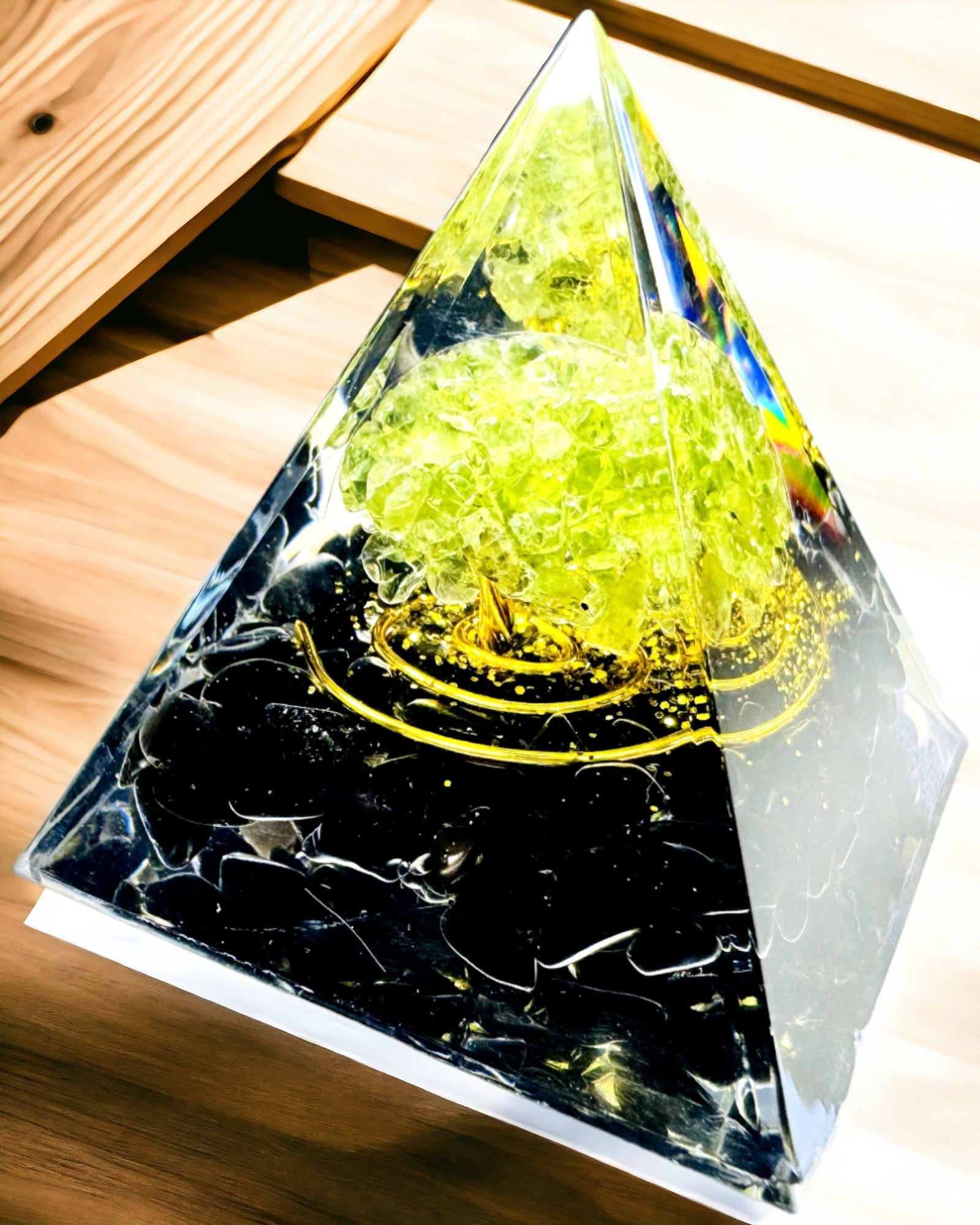 Orgoniet Reiki Piramide met Natuurlijke Kristallen - Decoratief Symbool van Chakra Energie Balans