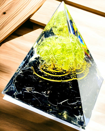 Orgoniet Reiki Piramide met Natuurlijke Kristallen - Decoratief Symbool van Chakra Energie Balans