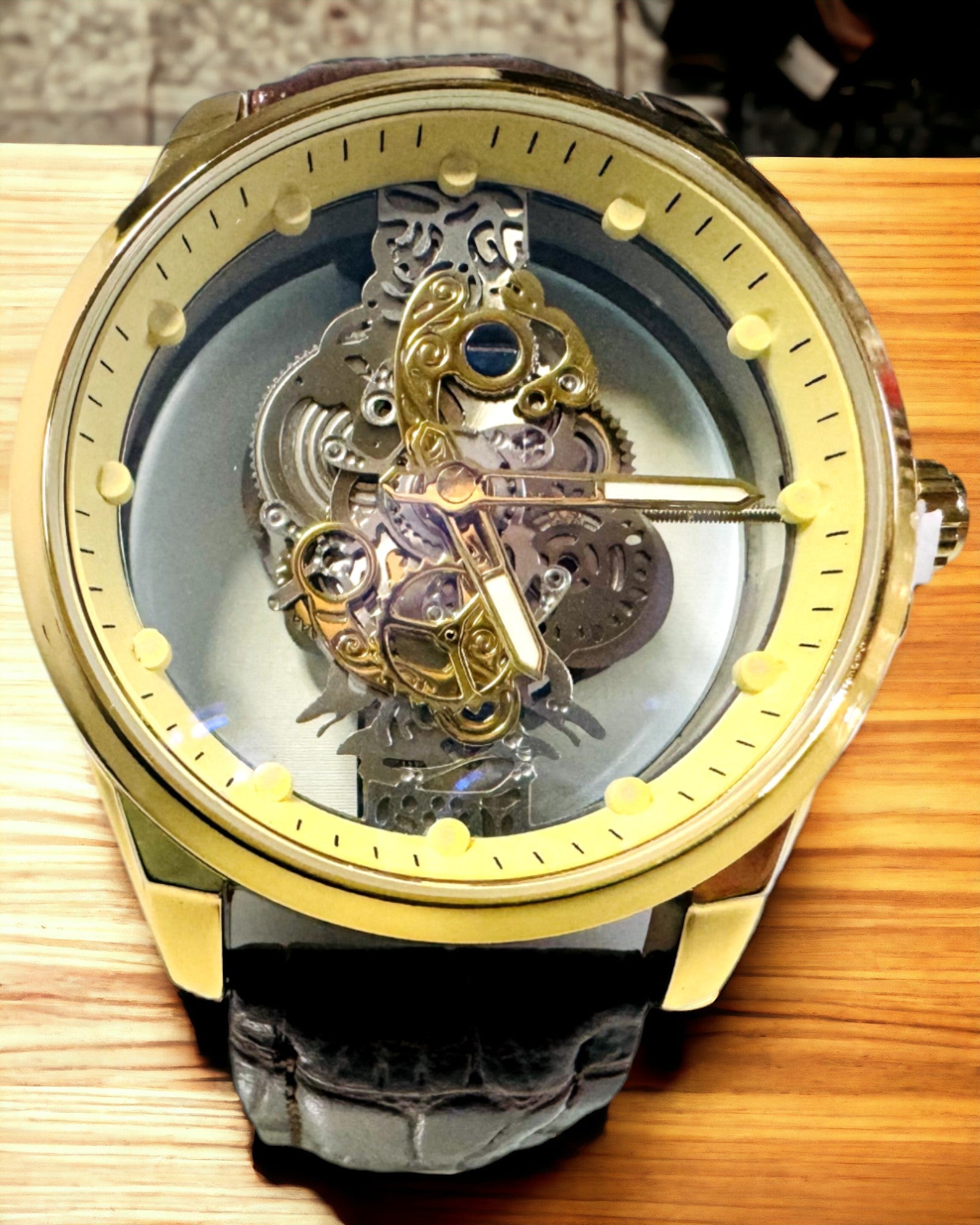 Montre Homme avec Mécanisme Transparent - Élégance et Précision dans un Écrin Doré