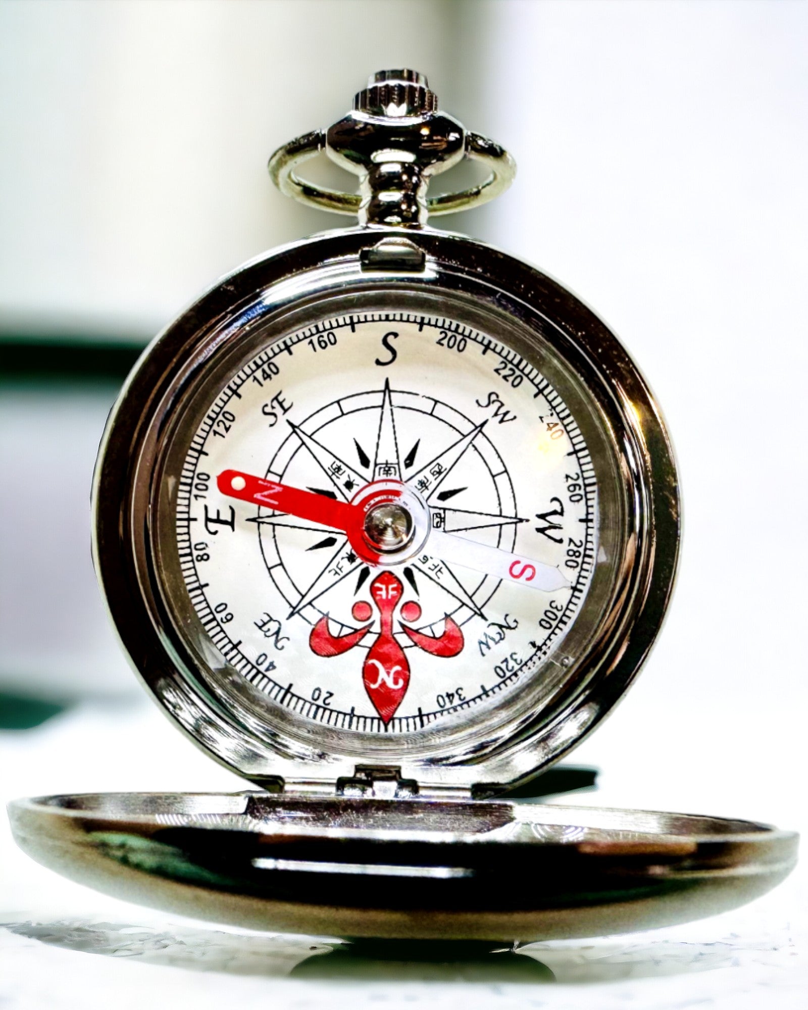 Mini Compass "Explorer" – Portable and Elegant, Ideal for Backpacks and Outdoor Adventures