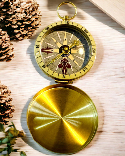 Boussole de Navigation Style Rétro – Instrument Portable et Précis pour Déterminer la Direction pour Voyageurs et Explorateurs. Gravure, personnalisation.